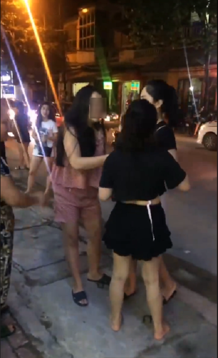 Nóng: Chồng trốn vợ và con thơ đi hẹn hò với nhân tình đúng dịp lễ 1/6, vợ bắt được đánh ghen, chửi bới xối xả giữa đường - Ảnh 3.