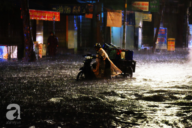 Sài Gòn: Mưa lớn kéo dài nhiều giờ, đường phố thành sông khiến xe máy, ô tô chết máy la liệt trong đêm - Ảnh 14.
