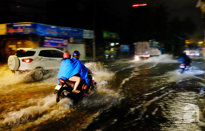 Sài Gòn: Mưa lớn kéo dài nhiều giờ, đường phố thành sông khiến xe máy, ô tô chết máy la liệt trong đêm - Ảnh 6.