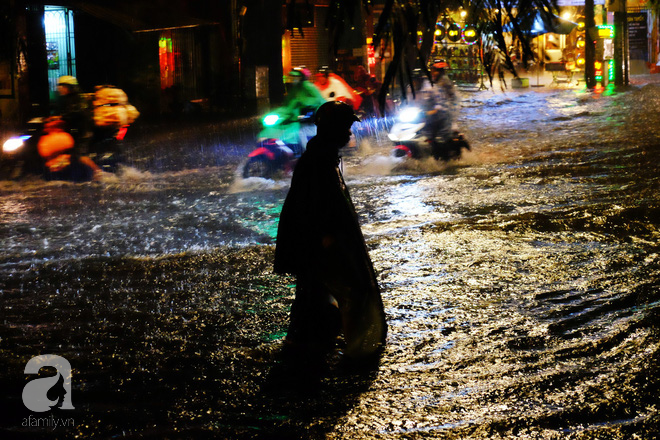 Sài Gòn: Mưa lớn kéo dài nhiều giờ, đường phố thành sông khiến xe máy, ô tô chết máy la liệt trong đêm - Ảnh 9.