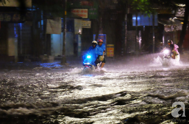 Sài Gòn: Mưa lớn kéo dài nhiều giờ, đường phố thành sông khiến xe máy, ô tô chết máy la liệt trong đêm - Ảnh 10.