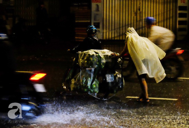 Sài Gòn: Mưa lớn kéo dài nhiều giờ, đường phố thành sông khiến xe máy, ô tô chết máy la liệt trong đêm - Ảnh 2.