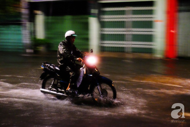 Sài Gòn: Mưa lớn kéo dài nhiều giờ, đường phố thành sông khiến xe máy, ô tô chết máy la liệt trong đêm - Ảnh 3.