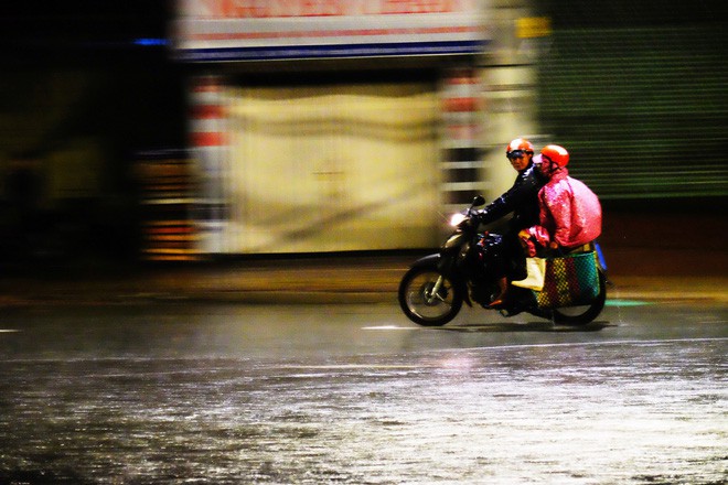 Sài Gòn: Mưa lớn kéo dài nhiều giờ, đường phố thành sông khiến xe máy, ô tô chết máy la liệt trong đêm - Ảnh 5.