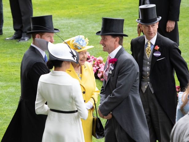 Loạt ảnh mới của Hoàng gia Anh tiếp tục chứng minh Công nương Meghan rất được lòng nhà chồng - Ảnh 3.