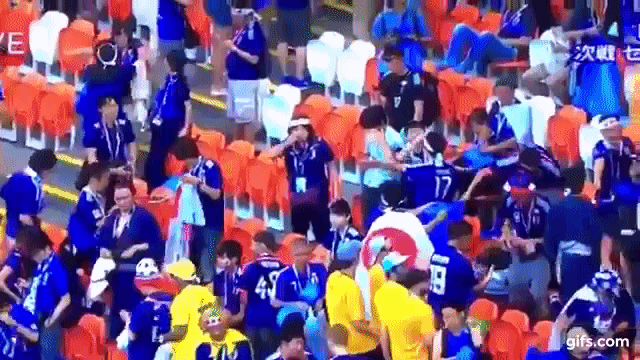 Cổ động viên Nhật Bản ở lại dọn rác trên khán đài sau khi đội nhà chiến thắng Colombia tại World Cup - Ảnh 3.