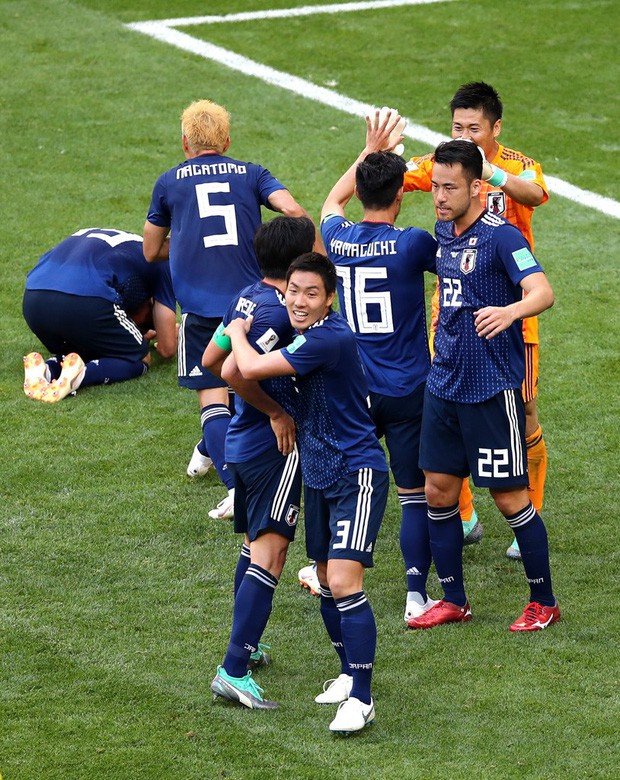 Cổ động viên Nhật Bản ở lại dọn rác trên khán đài sau khi đội nhà chiến thắng Colombia tại World Cup - Ảnh 1.