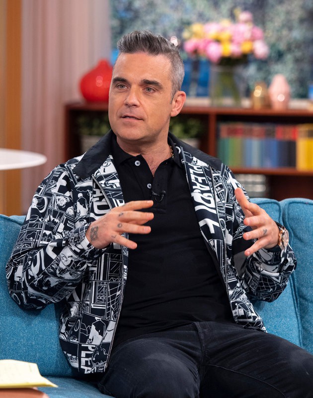 Robbie Williams lần đầu lên tiếng sau hành động giơ ngón tay thối ở lễ khai mạc World Cup 2018 - Ảnh 1.