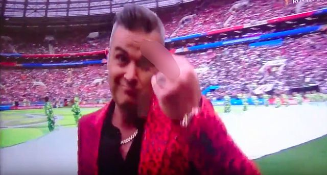 Robbie Williams lần đầu lên tiếng sau hành động giơ ngón tay thối ở lễ khai mạc World Cup 2018 - Ảnh 2.