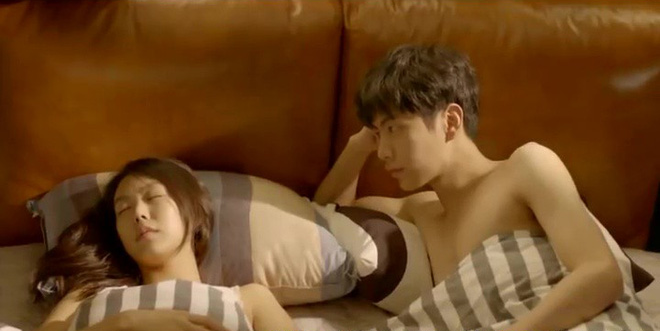 Hé lộ cảnh nóng bị cắt của loạt phim Hàn nổi tiếng: Nóng nhất là cặp đôi Hậu Duệ Mặt Trời - Ảnh 4.
