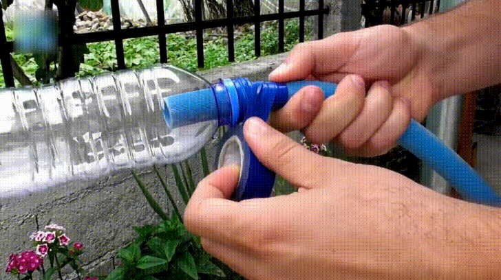Засунули шланг и включили воду. Шланг на пластиковую бутылку. Соединить пластиковые бутылки. Бутылка со шлангом. Соединить бутылки шлангами.