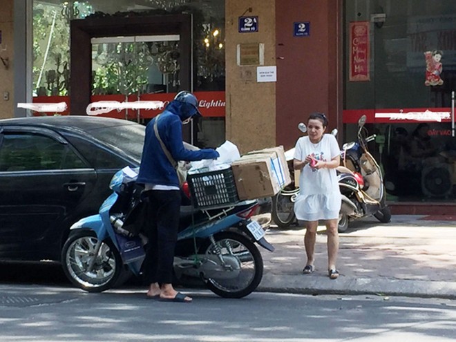 Rủ bạn trai đi ship hàng cùng, cô nàng cay đắng khi người yêu bỏ mình cua khách - Ảnh 1.