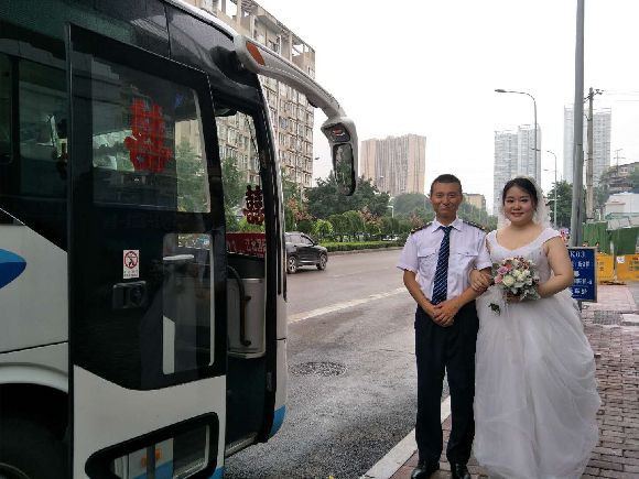 Mối nhân duyên kỳ diệu của cặp đôi yêu nhau sau 3 lần không hẹn mà gặp trên xe bus - Ảnh 1.