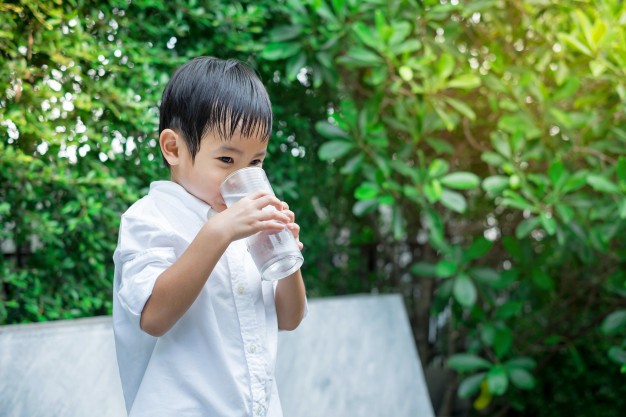 Truyền thuyết về cho trẻ uống nước lạnh gây viêm họng theo lý giải của bác sĩ Trí Đoàn - Ảnh 1.