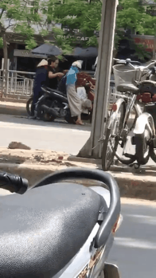 Nữ quái áo đen móc ví khách mua hoa quả giữa đường phố Hà Nội đã bị công an phường bàn giao cho Đội Cảnh sát hình sự - Ảnh 4.
