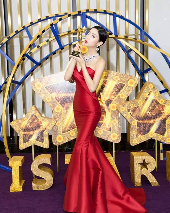Biểu tượng nóng bỏng xứ Hàn Clara gây sốc khi xuất hiện với bộ váy khoe trọn vòng 1 - Ảnh 6. Biểu tượng nóng bỏng xứ Hàn Clara gây sốc khi xuất hiện với bộ váy khoe trọn vòng 1 - Ảnh 6.
