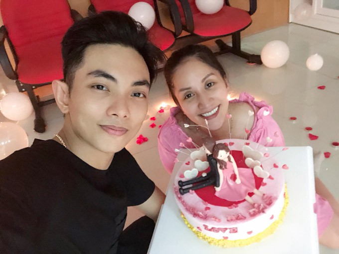 Trang Nhung mừng sinh nhật chồng