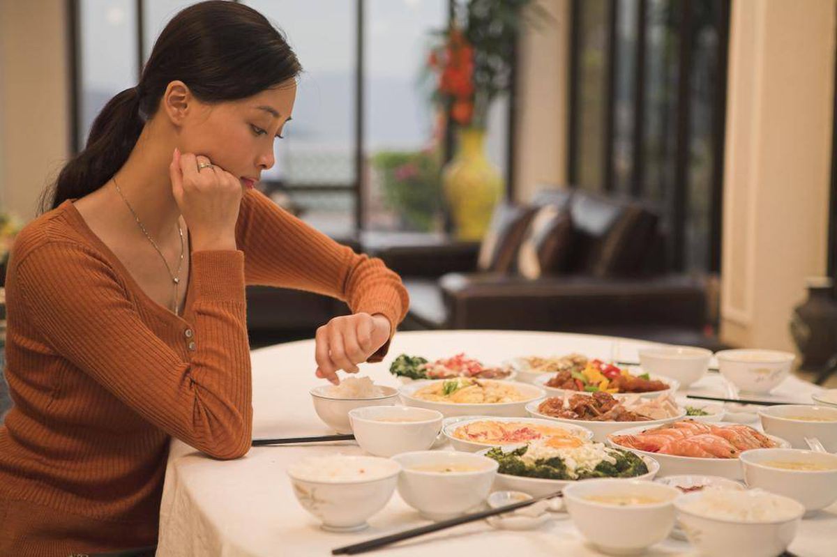 What do people do for dinner. Waiting woman. Wait for. Seats for have dinner for 20 people. Expectant Womens.