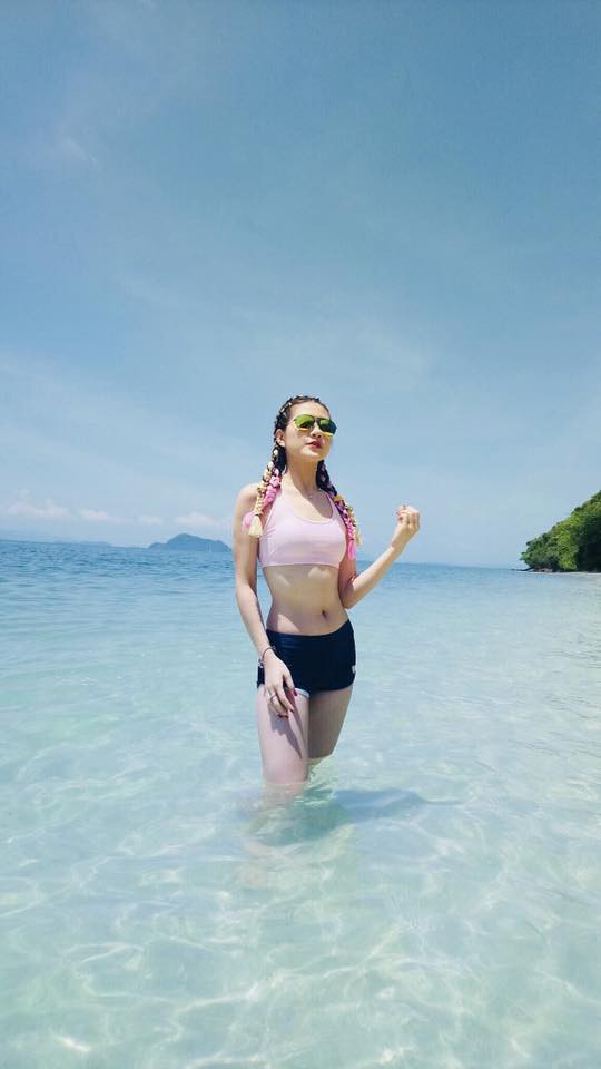 Nhan sắc nóng bỏng ngọt ngào của nữ MC mặc bikini dẫn World Cup trên sóng truyền hình - Ảnh 10.