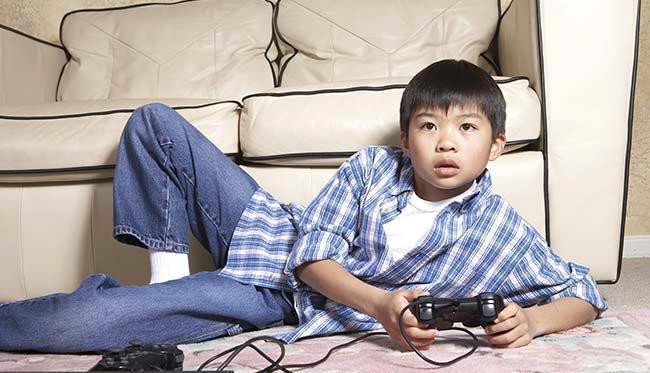 Anh: Mải chơi game đến mức quên đi vệ sinh, cậu bé 10 tuổi bị biến dạng ruột nghiêm trọng - Ảnh 2.