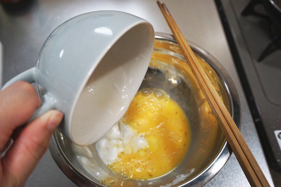 Mix the melted marshmallows and dashi stock into the beaten egg. (Photo: soranews24)