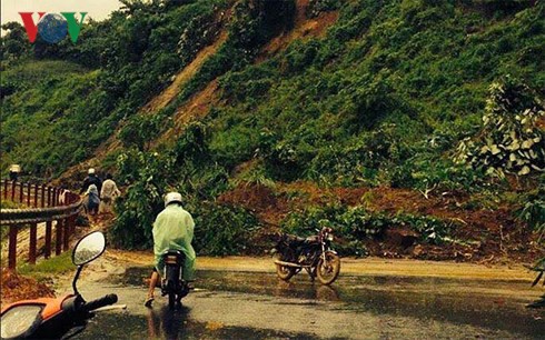 Lũ lớn chia cắt các tỉnh Tây Bắc: Nhiều người chết và mất tích, giao thông tê liệt - Ảnh 4.