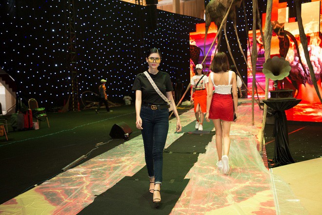 Ngọc Trinh và Hương Giang mải miết tập catwalk trên đôi giày cao 20cm cho show của NTK Đỗ Long - Ảnh 5.