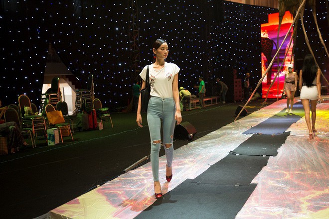 Ngọc Trinh và Hương Giang mải miết tập catwalk trên đôi giày cao 20cm cho show của NTK Đỗ Long - Ảnh 9.