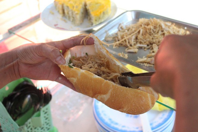 6 loại bánh mì có nhân siêu lạ mà ngon không tưởng của Sài Gòn - Ảnh 6.