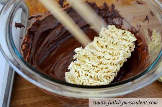 Listening to her cousin, the girl dips instant noodles into a chocolate bowl and unexpectedly tries an excellent dish - Photo 6.