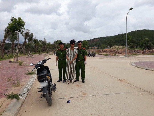 Dí dao đuổi bạn trai đi, khống chế hiếp dâm người bạn gái - Ảnh 1. Dí dao đuổi bạn trai đi, khống chế hiếp dâm người bạn gái - Ảnh 1.