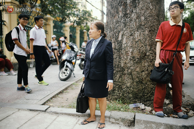 Có một cô giáo 67 tuổi mặc vest mang dép lê, 10 năm đứng chờ sĩ tử Sài Gòn: Không lập gia đình, cưng học sinh như con - Ảnh 1.