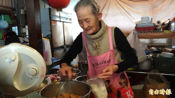 Quán cơm nổi tiếng nhất MXH Trung Quốc: Khách tới luôn gọi chủ quán bằng bà ngoại, mỗi suất ăn đều rẻ như cho không - Ảnh 1.