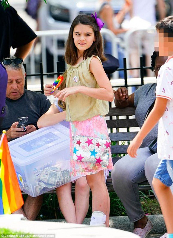 Chân đeo nẹp, Suri Cruise vẫn vui vẻ đi bán nước chanh - Ảnh 2.