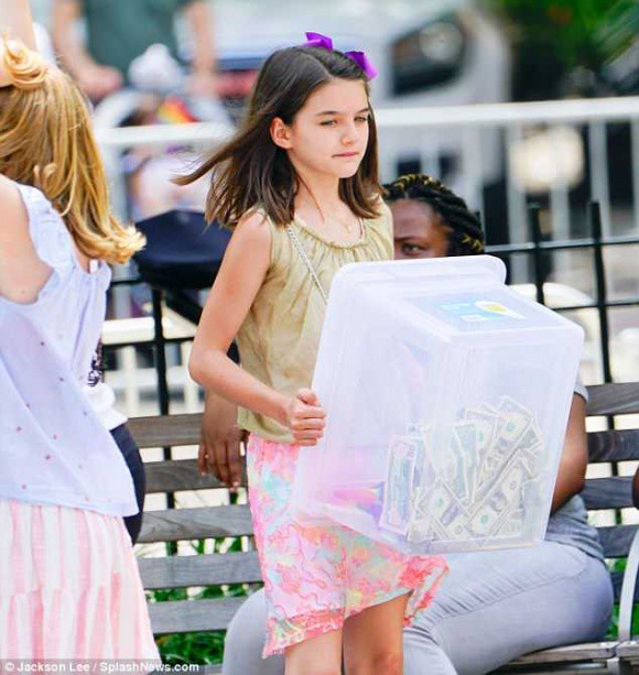 Chân đeo nẹp, Suri Cruise vẫn vui vẻ đi bán nước chanh - Ảnh 1.