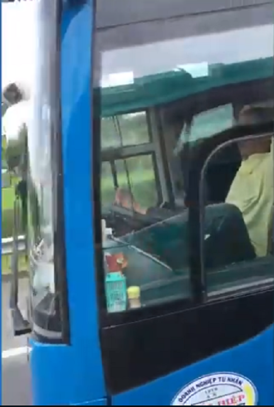 Tài xế lái xe khách bằng chân chạy băng băng trên cao tốc Trung Lương gây phẫn nộ - Ảnh 2.