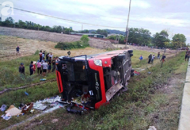 Nghệ An: Lật xe khách khiến 2 chị em tử vong, 6 người bị thương nặng - Ảnh 1.