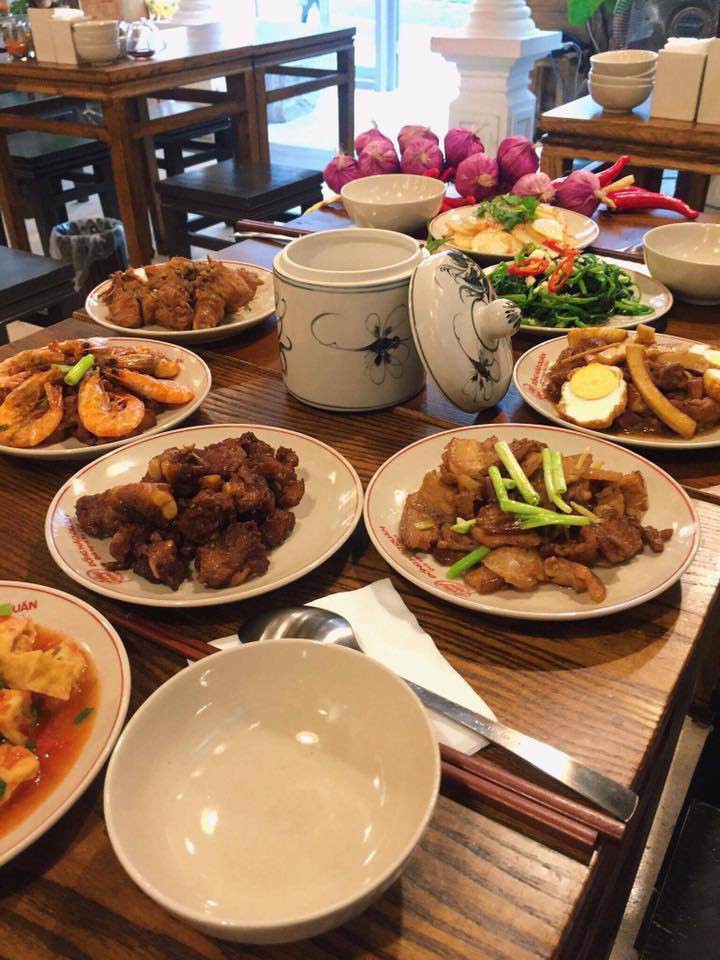 Đi ăn ở nhà hàng Hà Nội, thanh niên hết hồn vì niêu cơm trông y hệt bát hương, thêm đũa bông, trứng luộc là "chuẩn" cơm cúng