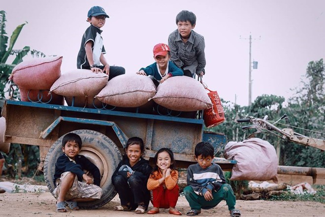 Chùm ảnh: Nụ cười hồn nhiên của những em bé vùng cao khiến đất cằn sỏi đá cũng phải hóa mầm xanh - Ảnh 5.