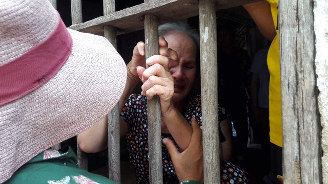 Vụ lật xe tải chở hàng chục công nhân Việt ở Lào: Nước mắt nơi quê nghèo - Ảnh 1.