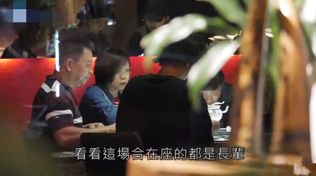 Lương Sơn Bá La Chí Tường đưa bạn gái hot girl đi ăn cùng bố mẹ, chuyện hôn sự sắp tới gần - Ảnh 1.