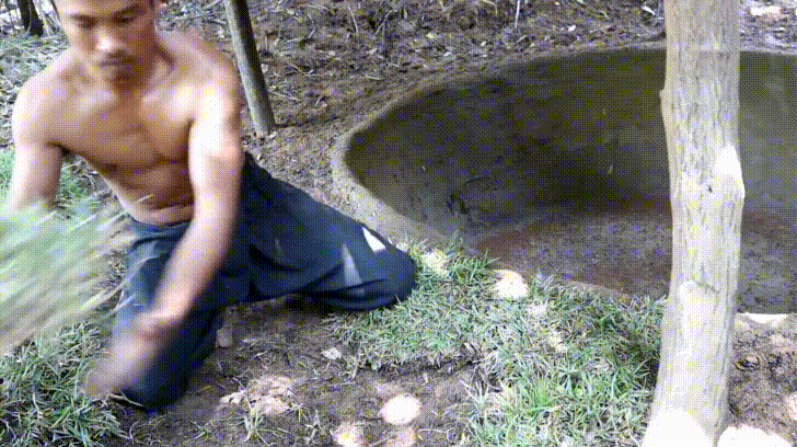 Hai chàng trai hí hoáy dùng tay đào xới rồi lại đắp đất, hóa ra tự xây bể bơi cũng không quá phức tạp - Ảnh 7.