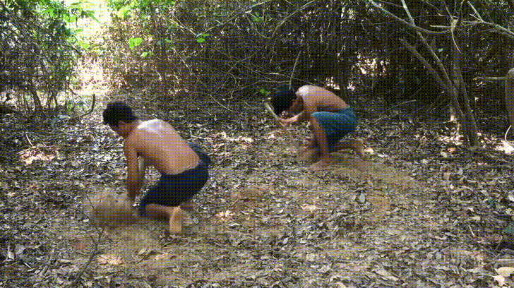 Hai chàng trai hí hoáy dùng tay đào xới rồi lại đắp đất, hóa ra tự xây bể bơi cũng không quá phức tạp - Ảnh 2.