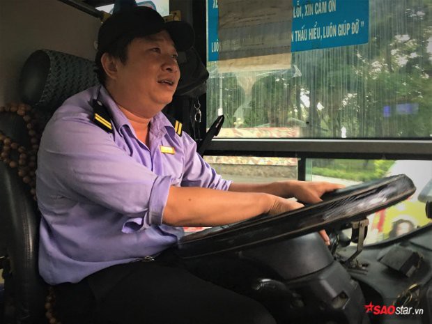 Trên chuyến xe buýt miễn phí tiền lẻ của chú tài xế dễ thương nhất Sài Gòn: “Giúp thêm chút ít, miễn khách vui là được rồi!” - Ảnh 1.