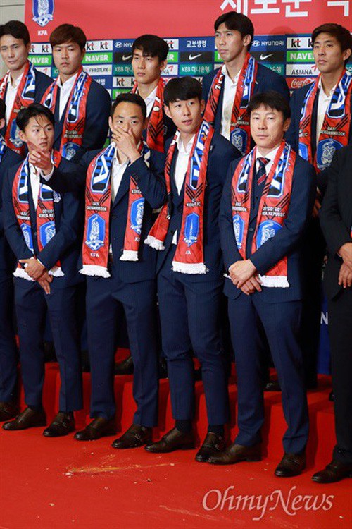 Son Heung-min bị CĐV Hàn Quốc ném trứng sau khi trở về nước từ World Cup 2018 - Ảnh 5.