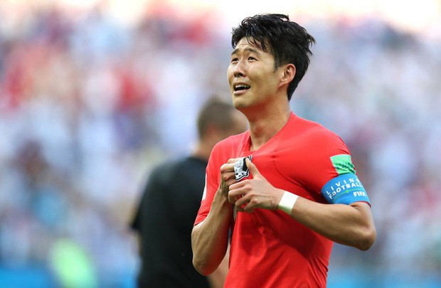 Son Heung-min bị CĐV Hàn Quốc ném trứng sau khi trở về nước từ World Cup 2018 - Ảnh 6.