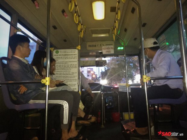 Trên chuyến xe buýt miễn phí tiền lẻ của chú tài xế dễ thương nhất Sài Gòn: “Giúp thêm chút ít, miễn khách vui là được rồi!” - Ảnh 6.
