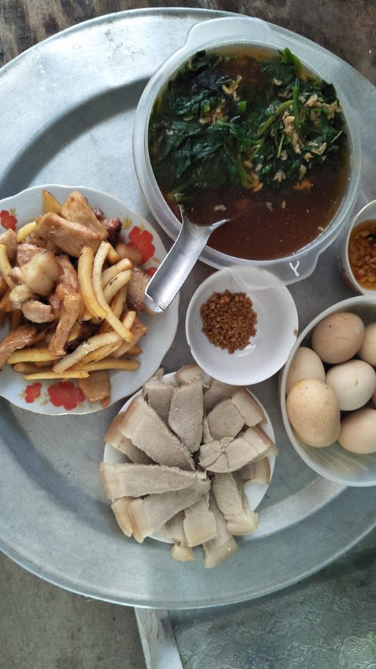 Mẹ bầu khoe mâm cơm 2 người 20k có mỗi lòng gà là chất đạm, hội chị em người khen ngon kẻ lại chê ăn thế làm sao sống nổi - Ảnh 3.