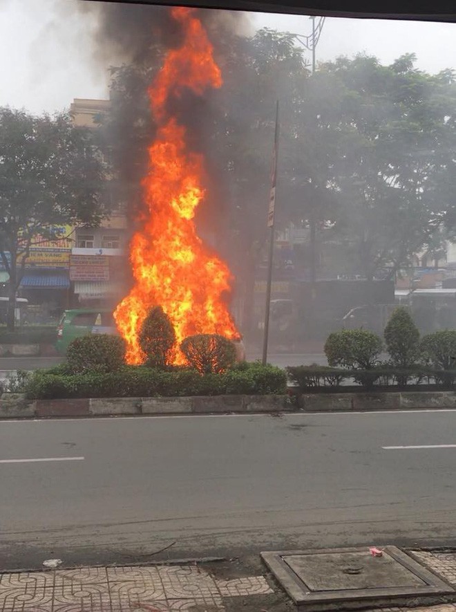 Sài Gòn: Ô tô đang chạy bỗng dưng bốc cháy dữ dội khiến nhiều người hoảng hốt - Ảnh 3.