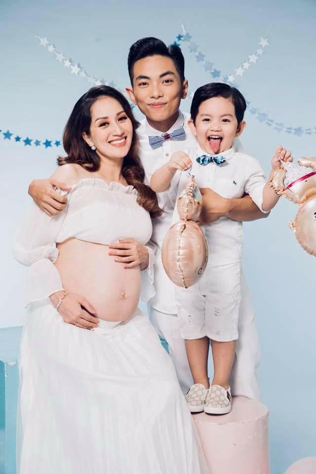 Xúc động xem cảnh Phan Hiển chiều chuộng Khánh Thi trong bộ hình gia đình trước ngày lâm bồn - Ảnh 3. Xúc động xem cảnh Phan Hiển chiều chuộng Khánh Thi trong bộ hình gia đình trước ngày lâm bồn - Ảnh 3.